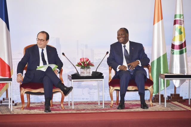  SEM Alassane Ouattara, Prsident de la Rpublique de Cote d´Ivoire en compagnie du Prsident Franais SEM Franois Hollande  la salle des pas perdus au Palais Prsidentiel.